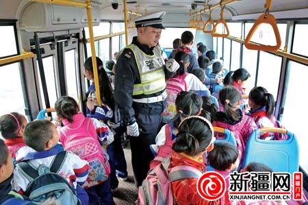 本報訊（記者丁璐）3月21日9時許，水區(qū)交警大隊南湖中隊交警張雁在新興街與新民西街交會處，攔截了一輛小型公交車。上車檢查時發(fā)現，車上坐了40名小學生。