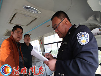 山東費(fèi)縣對(duì)校車開展拉網(wǎng)式安全隱患大排查