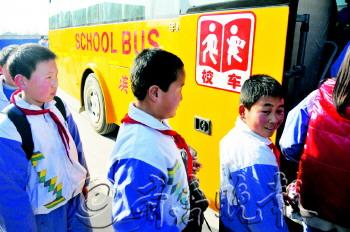 3.5萬(wàn)學(xué)生坐上平安校車