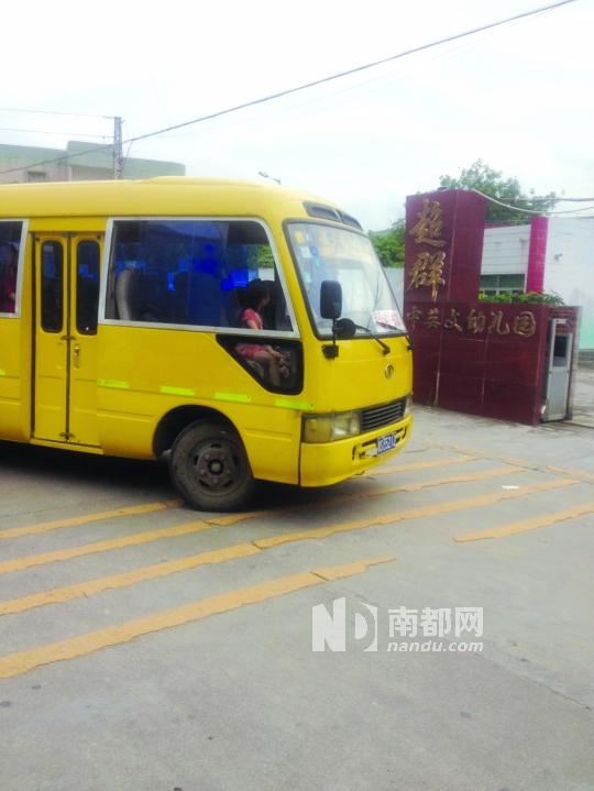 <p>這輛遭家長(zhǎng)舉報(bào)的中巴，無規(guī)范校車標(biāo)識(shí)。南都記者黃超攝<br /></p>