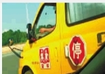長沙一校車司機“秀特技” 邊開車邊彈煙灰(圖) 
