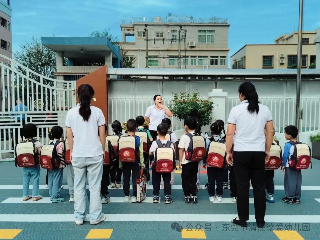 平安出行 防患未然——德愛幼兒園校車安全應急演練 b7b2b21d3c22a094138a75f9dd0c1927.jpg