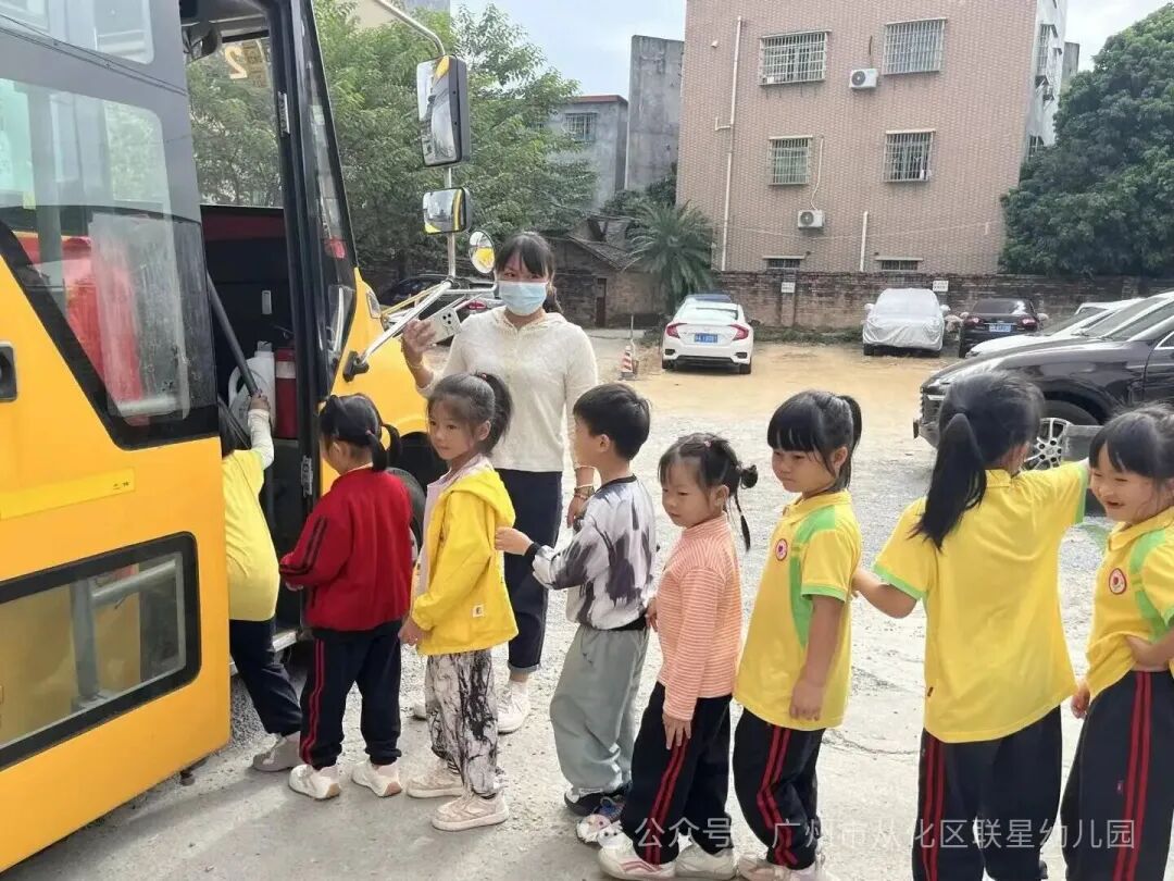 安全“童”行 護(hù)航成長 —— 聯(lián)星幼兒園校車安全疏散演練 安全“童”行 護(hù)航成長 —— 聯(lián)星幼兒園校車安全疏散演練