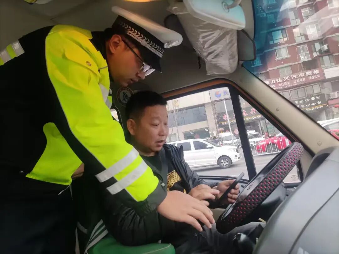 文明交通 禮行天下 | 護航“上學路”！本溪交警擰緊校車安全閥