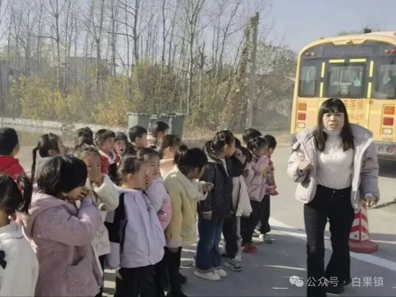 “小手拉大手·平安校車行”——麻城市第二幼兒園白果園區校車安全應急演練紀實 “小手拉大手·平安校車行”——麻城市第二幼兒園白果園區校車安全應急演練紀實