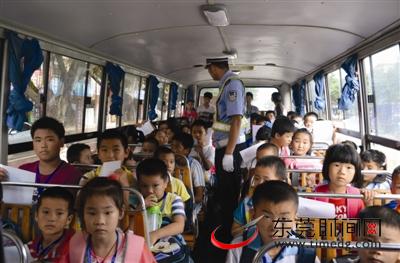 9月初，全市中小學(xué)開學(xué)，謝崗交警檢查校車安全 東莞時(shí)報(bào)資料圖 記者 王歡 攝