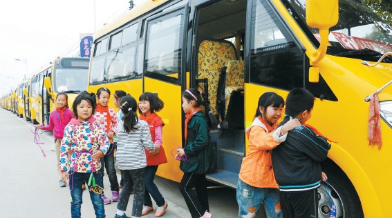 能夠乘坐舒適的校車上學，高店鄉中心小學的孩子們很是開心。