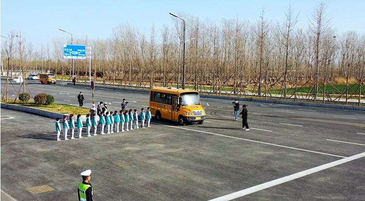 做通勤路上的“鋼鐵防線”，宇通校車實景演練護航上學路