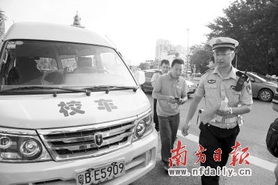 交警上路查校車。魯力 攝