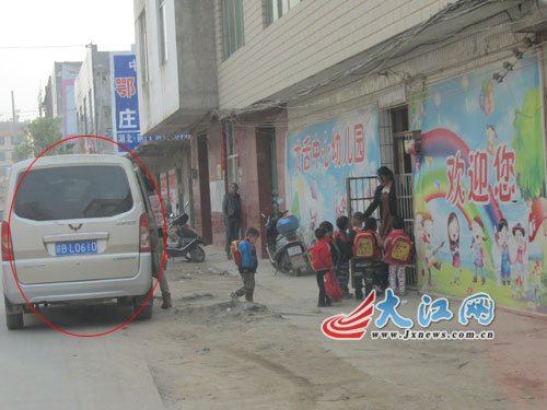信豐縣一無(wú)證“黑幼兒園”開(kāi)無(wú)牌“黑校車”接送幼兒