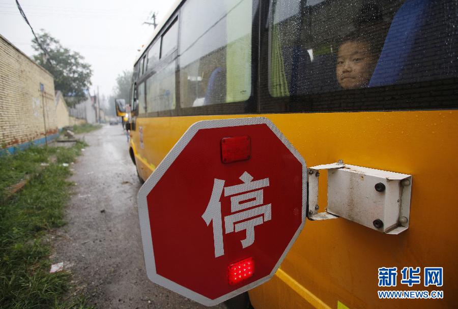 村里來(lái)了“大鼻子”校車(chē) (教育)(4)村里來(lái)了“大鼻子”校車(chē)