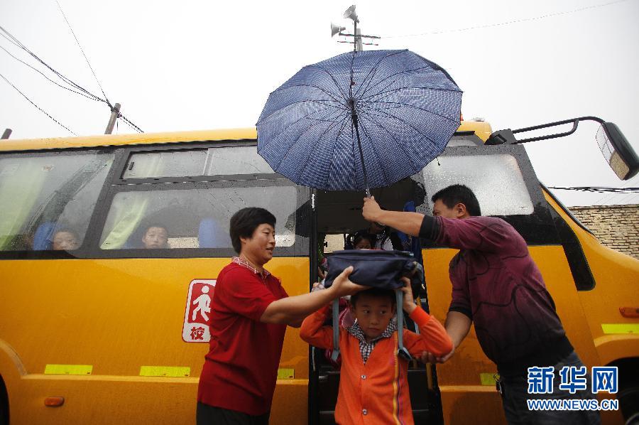村里來(lái)了“大鼻子”校車(chē) (教育)(3)村里來(lái)了“大鼻子”校車(chē)