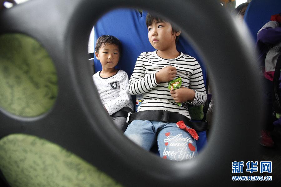 村里來(lái)了“大鼻子”校車(chē) (教育)(2)村里來(lái)了“大鼻子”校車(chē)