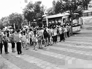 孩子們?cè)谂抨?duì)上車。網(wǎng)友供圖