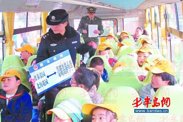 民警在車上登記學生信息 ，并查看大家系安全帶情況。本報記者劉鵬 攝