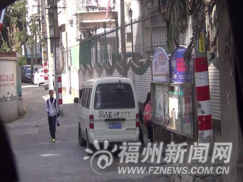 福州:校車標(biāo)牌還沒申請下來 家政公司非營運(yùn)車輛上路 女孩快上車時候,一名學(xué)生還從車上跳下來。
