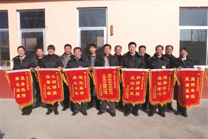 山東青島:溫馨校車溫暖冬日 7面錦旗送校車班。