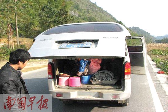 田陽交警查獲3輛嚴重超載面包車 車上全部是學生