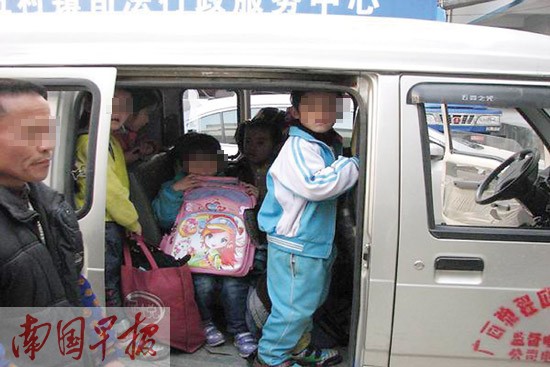 田陽交警查獲3輛嚴重超載面包車 車上全部是學生