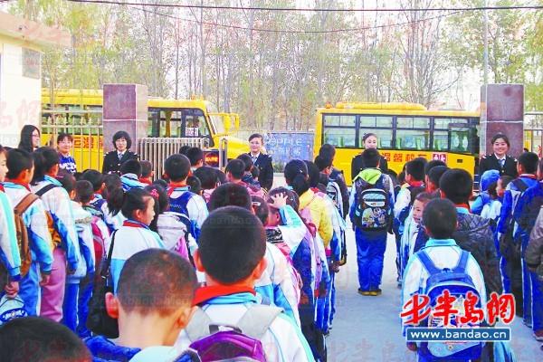 校車司機及照管員獻愛心 4個孩子免費坐校車