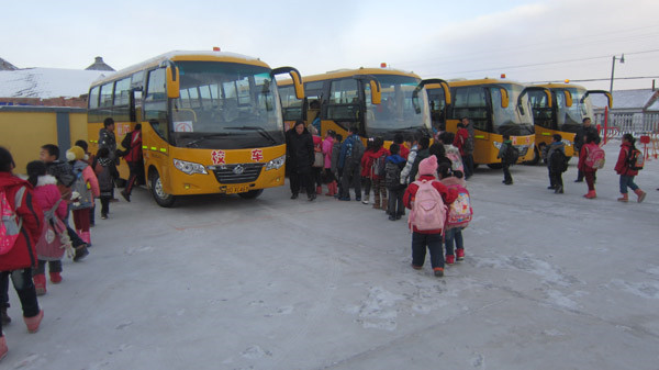 吉林東豐:紅石學(xué)校校車冬季安全檢查 吉林東豐:紅石學(xué)校校車冬季安全檢查