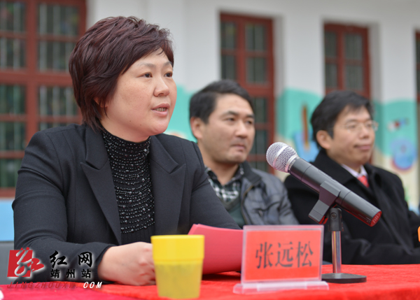 湖南；“大鼻子”校車滿載愛心開進(jìn)靖州巖灣小學(xué)