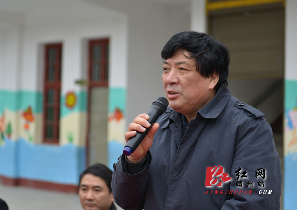 湖南；“大鼻子”校車滿載愛心開進(jìn)靖州巖灣小學(xué)