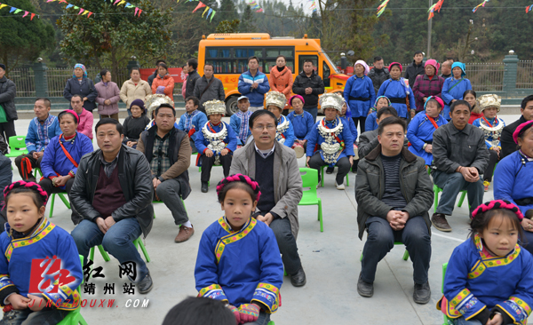 湖南；“大鼻子”校車滿載愛心開進(jìn)靖州巖灣小學(xué)