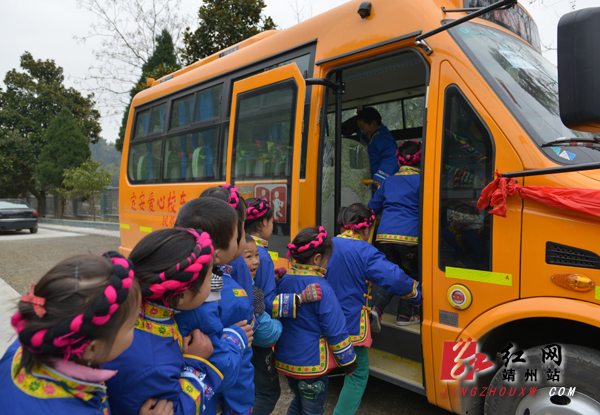 湖南；“大鼻子”校車滿載愛心開進(jìn)靖州巖灣小學(xué)
