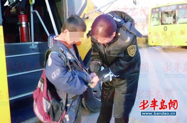山東萊西：細(xì)心校車(chē)照管員發(fā)現(xiàn)學(xué)生體弱 獻(xiàn)愛(ài)心照顧其生活