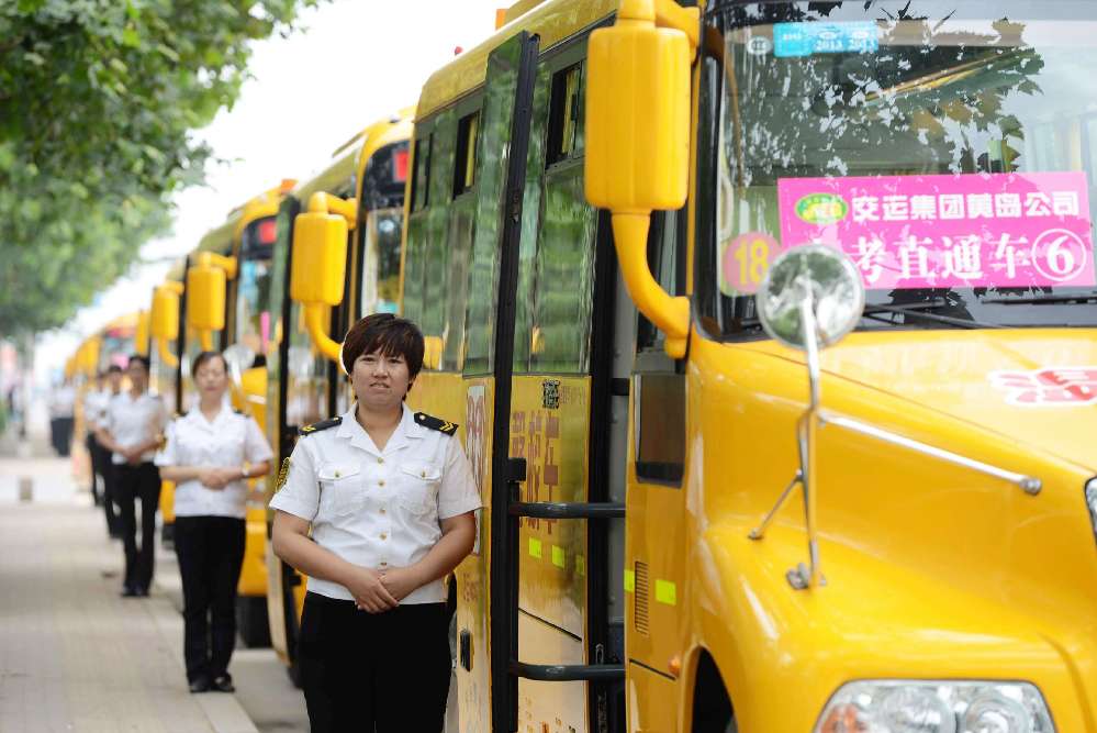 高清：實(shí)拍19輛LNG新能源大鼻子校車 保駕中考