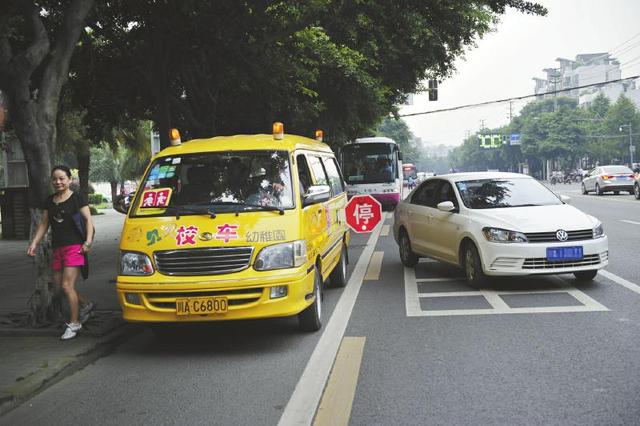 成都迎校車改制期限 部分校車或因?qū)徟贿^停駛(圖)