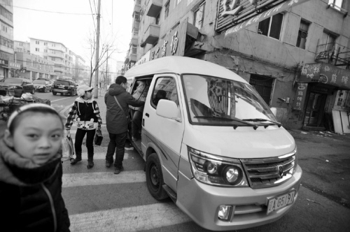 12座“校車”拉了多少人？小學(xué)生答：17個！