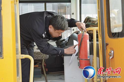花官對(duì)校車(chē)進(jìn)行安全監(jiān)測(cè)