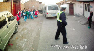 交警北辰道上查獲黑校車 核載11人卻裝26個(gè)孩子