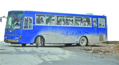 校車接送小學(xué)生 核載36人實(shí)載90多人 校車接送小學(xué)生 核載36人實(shí)載90多人