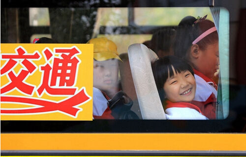 《美麗交通，平安校車》——濱城區(qū)六中的小學生乘坐平安校車回家路上