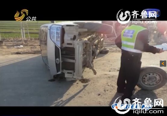 校車之殤：德州一小學(xué)校長(zhǎng)無(wú)證駕駛山寨校車被撞側(cè)翻