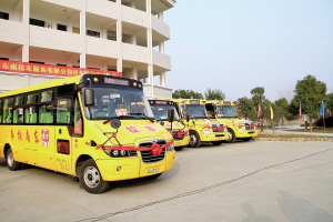 富陽“大鼻子”校車上路了 富陽“大鼻子”校車上路了