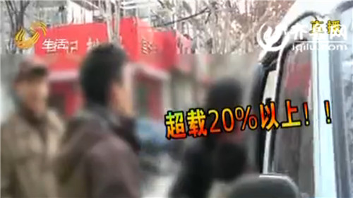 面包校車超載20%以上。視頻截圖