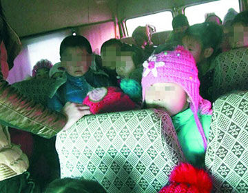 山東青島再現超載黑校車 核載17座竟塞進44個孩子