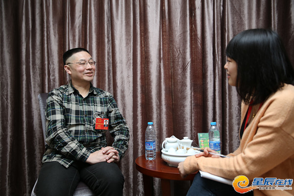 長沙市人大代表謝慶接受記者采訪。