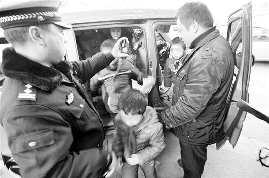 兩輛黑校車被查獲 搭塊木板當(dāng)座椅擠進(jìn)十個(gè)孩子