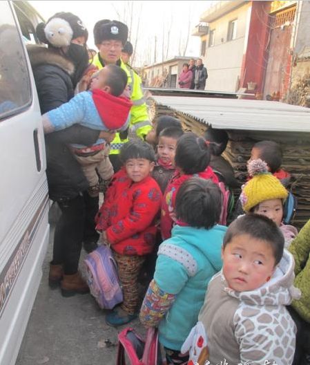 山東臨沂市倆月扣了665輛黑校車