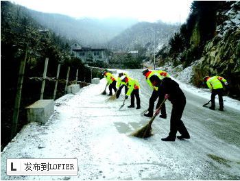 景區交警上路清雪護送校車上放學