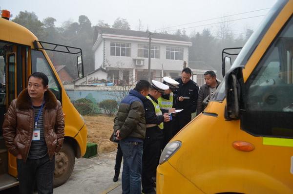 湖南：政府牽頭校車“體檢”  力保學(xué)生乘車安全