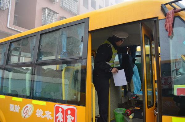 湖南：政府牽頭校車“體檢”  力保學(xué)生乘車安全