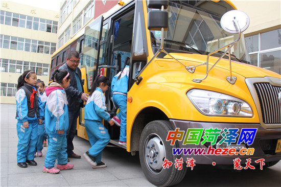 菏澤：市區(qū)首批“大鼻子”校車上路運(yùn)營