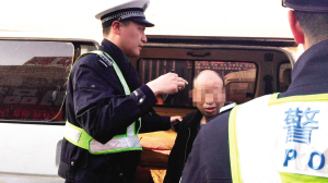 天津:私改座椅 嚴重超載:如此“黑校車”安全隱患多 天津:私改座椅 嚴重超載:如此“黑校車”安全隱患多