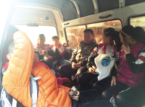 天津:私改座椅 嚴重超載:如此“黑校車”安全隱患多 天津:私改座椅 嚴重超載:如此“黑校車”安全隱患多